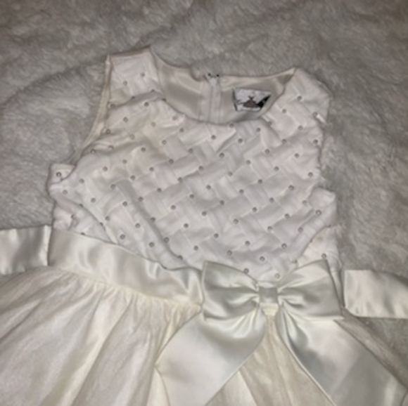 Girls sz 12 off-white dress w/ pearl accent - Picture 4 of 8